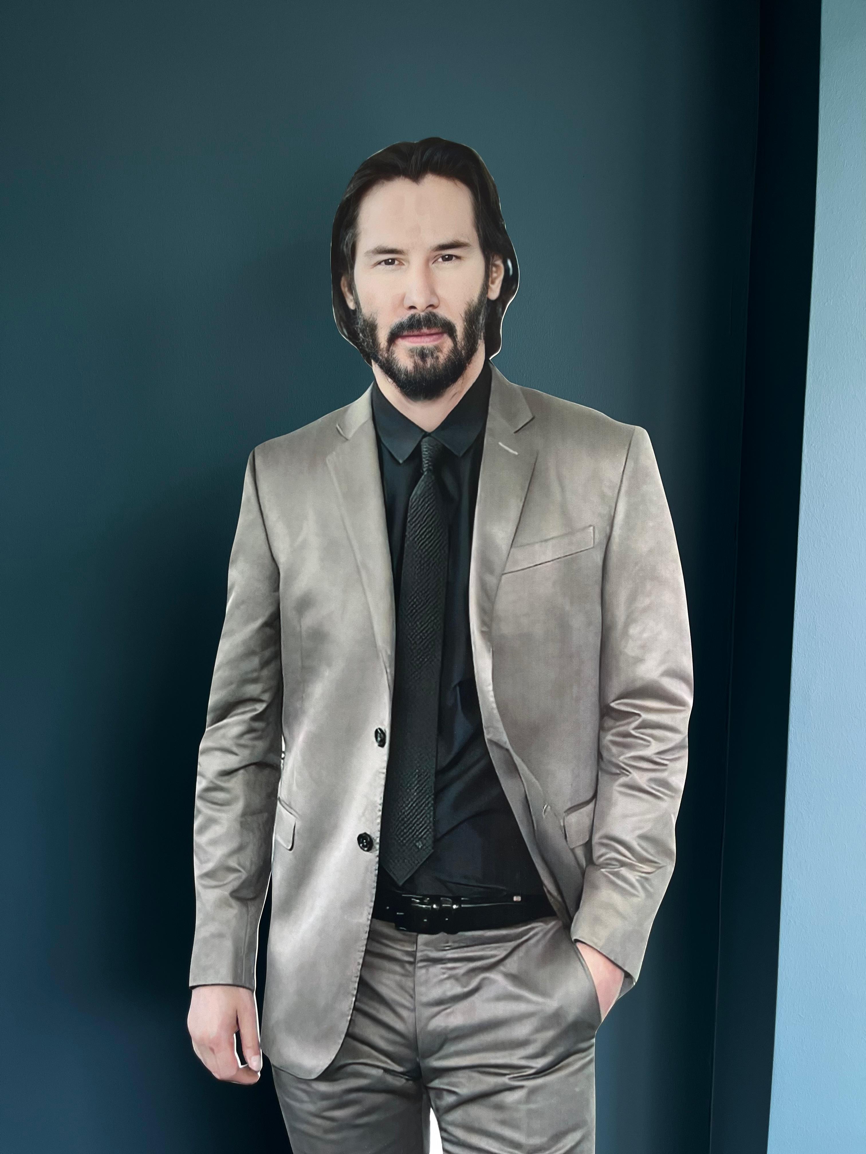 Keanu Reeves Pappmodell im Anzug, lebensgroße Aufstellerfigur